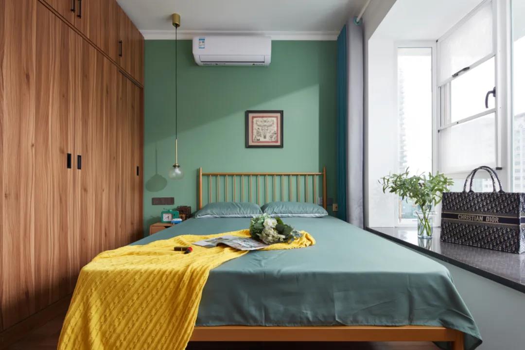89㎡二手小黑屋狂刷綠色半墻，變身中世紀博物館！ 