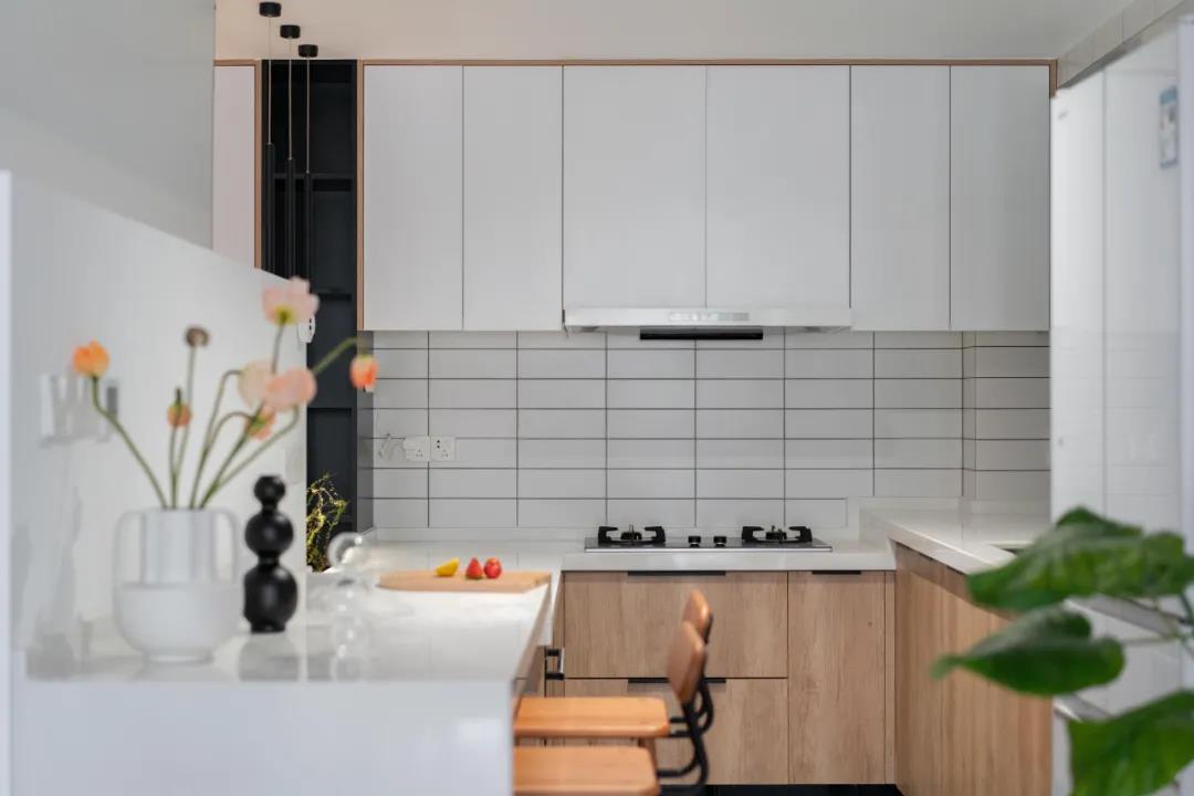 深圳125㎡，榻榻米地臺(tái)搭建「客廳沙發(fā)區(qū)」，實(shí)用度max!
