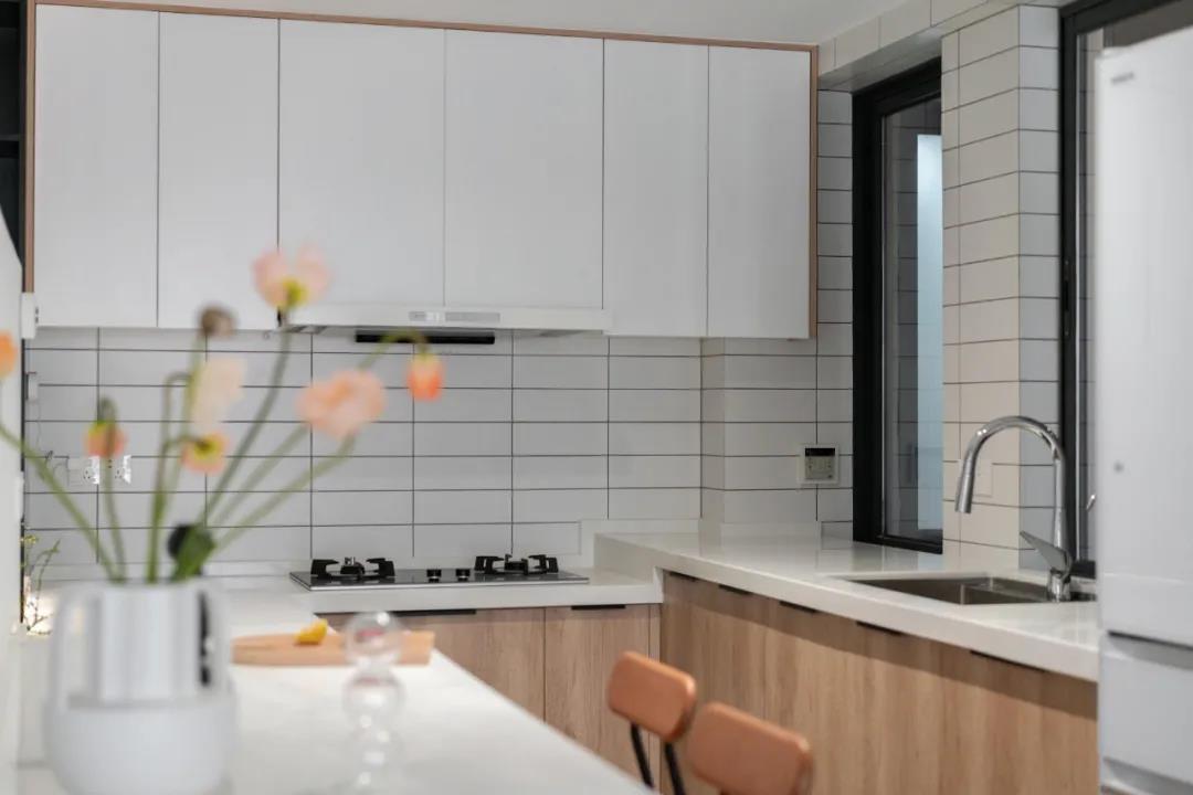 深圳125㎡，榻榻米地臺(tái)搭建「客廳沙發(fā)區(qū)」，實(shí)用度max!